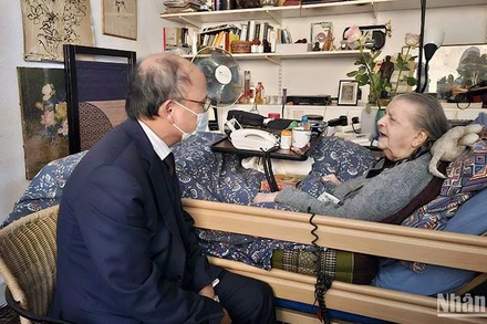 Đại sứ Đinh Toàn Thắng chúc bà Madeleine Riffaud sang năm mới thật nhiều sức khỏe. (Ảnh: Khải Hoàn)