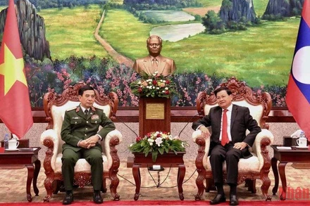 Tổng Bí thư, Chủ tịch nước Lào Thongloun Sisoulith tiếp Đại tướng Phan Văn Giang. (Ảnh: Trịnh Dũng)