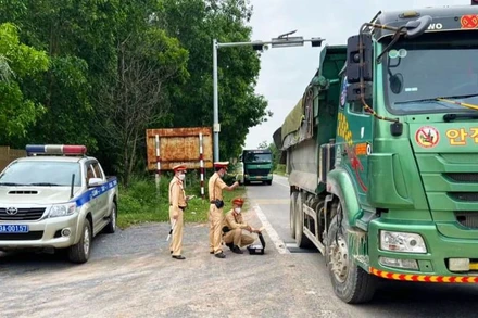 Phòng Cảnh sát giao thông, Công an Quảng Bình kiểm tra, xử lý xe chở quá tải trọng.