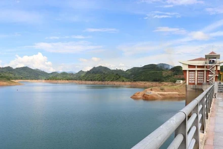 Hồ thủy điện Nước Trong bắt đầu vận hành điều tiết tăng lưu lượng xả để đón lũ.