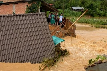 Mưa lũ dâng đến nóc nhà người dân.