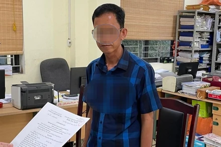 Cơ quan Công an tống đạt quyết định khởi tố bị can Nông Văn Cán.