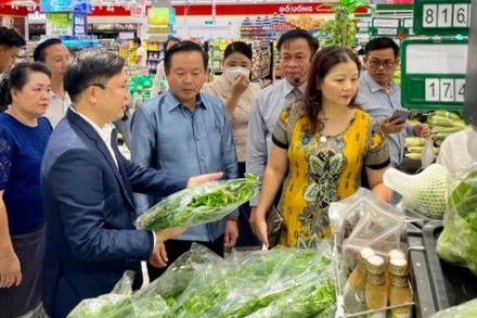 Đại diện siêu thị Winmart Smart City thông tin về quy chuẩn hàng nông sản vào siêu thị tới Đoàn đại biểu cấp cao thủ đô Vientiane.