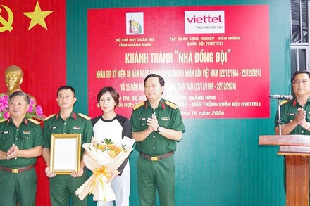 Đại diện lãnh đạo Bộ Chỉ huy Quân sự tỉnh Quảng Nam và Tập đoàn Viettel, chi nhánh Quảng Nam trao Nhà đồng đội, chúc mừng gia đình Thiếu tá Lê Xuân Dự.