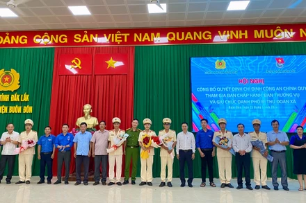 Huyện Buôn Đôn là đơn vị đầu tiên hoàn thành việc triển khai thực hiện chủ trương với 7 đồng chí Công an chính quy được bầu giữ chức vụ Phó Bí thư kiêm nhiệm Đoàn cấp xã.