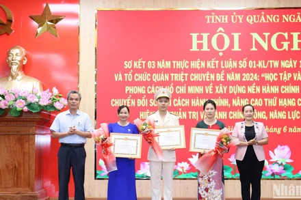 Trao Bằng khen của Ban Tuyên giáo Trung ương cho 1 tập thể, 2 cá nhân có thành xuất sắc trong học tập và làm theo tư tưởng, đạo đức, phong cách Hồ Chí Minh năm 2023.