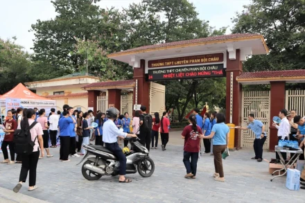 Các thí sinh đến điểm thi Trường trung học phổ thông chuyên Phan Bội Châu từ sáng sớm.