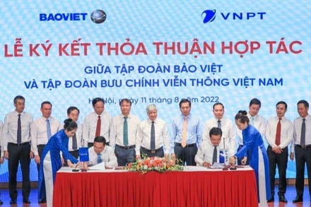 Tổng Giám đốc Tập đoàn Bảo Việt Đỗ Trường Minh và Tổng Giám đốc Tập đoàn VNPT Huỳnh Quang Liêm ký kết hợp tác giữa hai bên