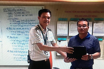 Anh Nguyễn Văn Thưa, Trung tâm An ninh hàng không Nội Bài trao lại tài sản trị giá hơn 400 triệu đồng khách hàng bỏ quên tại khu vực công cộng - Nhà ga hành khách T1. (Ảnh: NIA cung cấp)