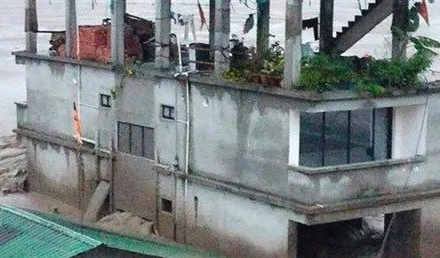 Nhiều ngôi nhà bị ngập trong nước lũ ở thung lũng Lachen, bang Sikkim (Ấn Độ), ngày 4/10/2023. (Ảnh: AFP/TTXVN)