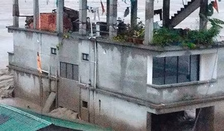 Nhiều ngôi nhà bị ngập trong nước lũ ở thung lũng Lachen, bang Sikkim (Ấn Độ), ngày 4/10/2023. (Ảnh: AFP/TTXVN)