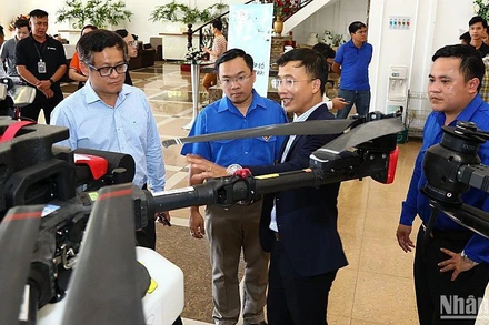 Đoàn viên, thanh niên Đồng Nai tham quan các thiết bị nông nghiệp số tại chương trình. 