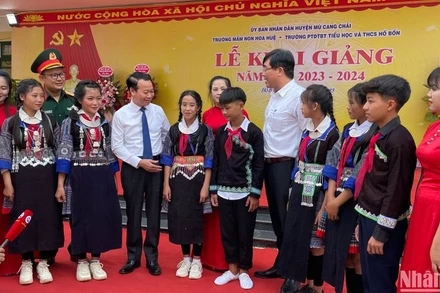 Bí thư Tỉnh ủy Đỗ Đức Duy cùng các học sinh dân tộc thiểu số vui ngày khai giảng năm học mới.