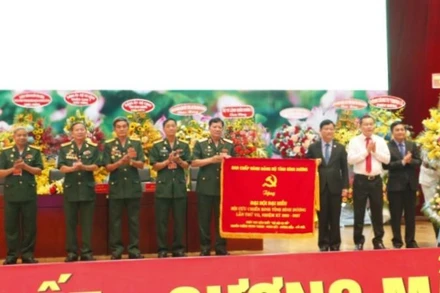 Lãnh đạo tỉnh Bình Dương tặng bức trướng chúc mừng Đại hội.