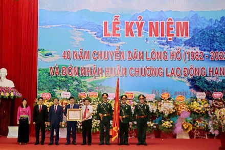 Chính quyền và nhân dân các dân tộc huyện Đà Bắc đón nhận Huân chương Lao động hạng Ba của Chủ tịch nước.