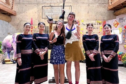 Những du khách nước ngoài đến tham quan Bảo tàng Thế giới cà-phê Đắk Lắk trong dịp Tết Nguyên đán Giáp thìn 2024.