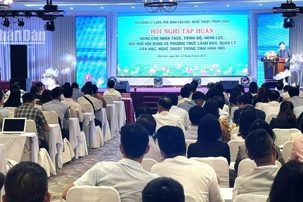 Phó Giáo sư, Tiến sĩ Nguyễn Thế Kỷ, Chủ tịch Hội đồng Lý luận, phê bình văn học, nghệ thuật Trung ương phát biểu khai mạc hội nghị tập huấn.