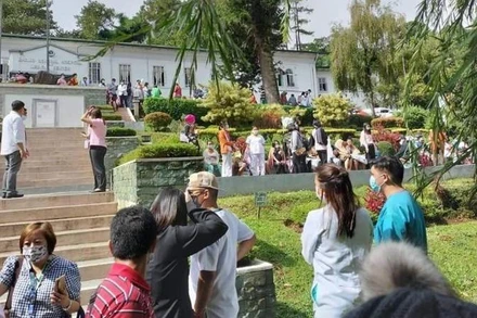 Người dân di dời khỏi các tòa nhà để đề phòng rủi ro. (Ảnh: Cơ quan Phòng vệ dân sự Philippines)