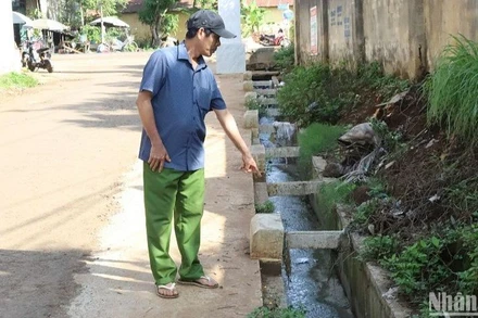 Ông Đoàn Ngọc Minh nhà ở ngay đầu đường Võ Văn Tần thuộc tổ dân phố 2, phường An Lạc, thị xã Buôn Hồ bức xúc mỗi khi mưa lớn nước mưa từ hệ thống thoát nước hai bên Quốc lộ 29 đang thi công đổ dồn vào mương thoát nước đường Võ Văn Tần khiến nước thoát không kịp tràn vào nhà dân.