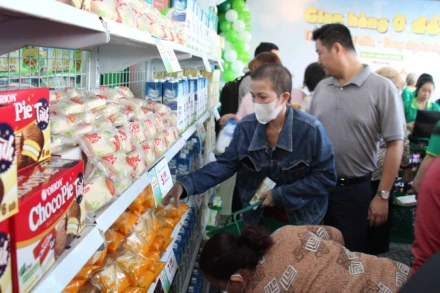 Người dân khu vực quận 7 náo nức chọn lựa hàng hóa chủ yếu là nhu yếu phẩm tại “Gian hàng 0 đồng”.