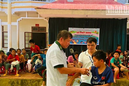 Cán bộ quân y Đồn Biên phòng Mường Lèo hướng dẫn học sinh cách sơ cứu khi bị tai nạn hay thương tích.