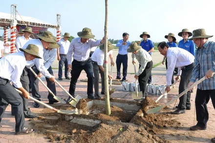 Lãnh đạo tỉnh và địa phương thuộc tỉnh Tiền Giang trồng cây xanh sáng 19/5.