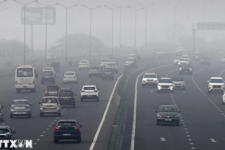 Khói mù ô nhiễm bao phủ dày đặc tại New Delhi, Ấn Độ. (Ảnh: AFP/TTXVN)