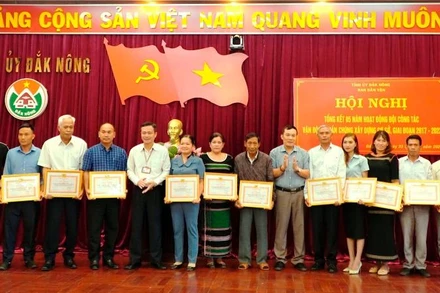 Trao Giấy khen cho các cá nhân có nhiều thành xuất sắc trong công tác vận động quần chúng xây dựng cơ sở giai đoạn 2017-2022.