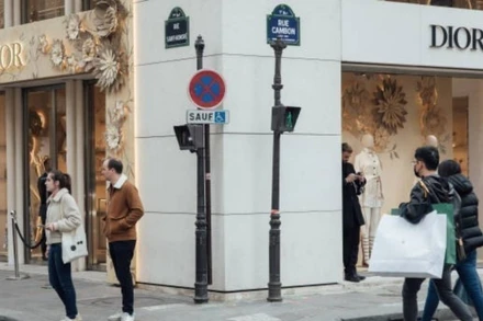 Một cửa hàng của tập đoàn LVMH ở Paris (Pháp). (Ảnh: Getty Images/TTXVN)