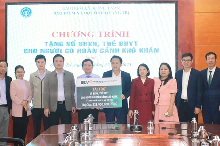 Ông Dương Văn Hà, thay mặt BIDV Chi nhánh Quảng Trị trao biểu trưng 50 sổ bảo hiểm xã hội và 400 thẻ bảo hiểm y tế cho Bảo hiểm xã hội tỉnh.
