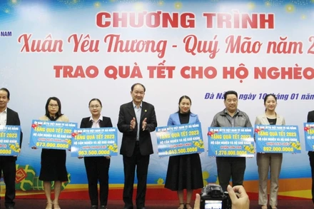 Phân bổ các suất quà Tết về các quận, huyện để trao cho hộ nghèo trên địa bàn.