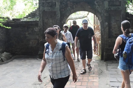 Du khách tham quan Danh thắng Ngũ Hành Sơn.