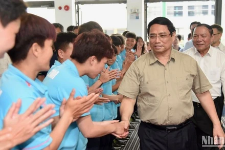 Các cầu thủ đội bóng đá nữ Việt Nam đón Thủ tướng Phạm Minh Chính.