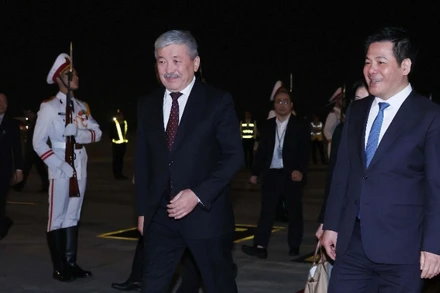 Bộ trưởng Công thương Nguyễn Hồng Diên đón Thủ tướng Kyrgyzstan Adylbek Kasimalyev tại sân bay quốc tế Nội Bài. (Ảnh: An Đăng/TTXVN)