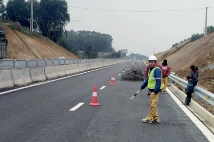 Trước đây, người dân cũng đã có hành vi mang cây rào đường cao tốc gây mất an toàn giao thông.