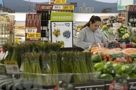 Khách hàng lựa chọn hàng hóa trong siêu thị ở San Mateo, bang California (Mỹ) ngày 12/4/2023. (Ảnh: THX/TTXVN)