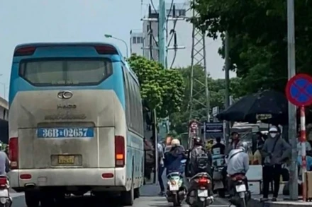 Hình ảnh xe khách dừng, đỗ đón trả khách không đúng quy định do người dân phản ánh.