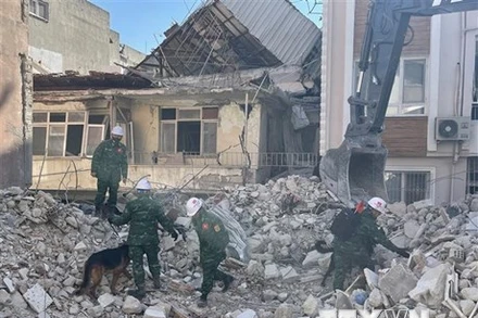 Lực lượng cứu hộ, cứu nạn Quân đội nhân dân Việt Nam sử dụng tìm kiếm các nạn nhân. (Ảnh: Hải Linh/TTXVN)