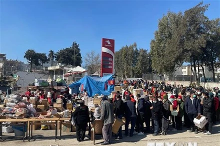 Đoàn người xếp hàng dài nhận hàng cứu trợ tại Hatay, Thổ Nhĩ Kỳ. (Ảnh: Hải Linh/TTXVN)