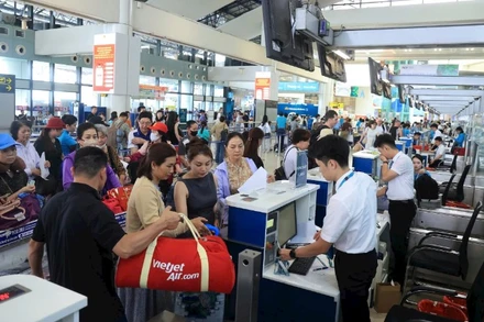 Hành khách làm thủ tục tại Cảng Hàng không quốc tế Nội Bài.