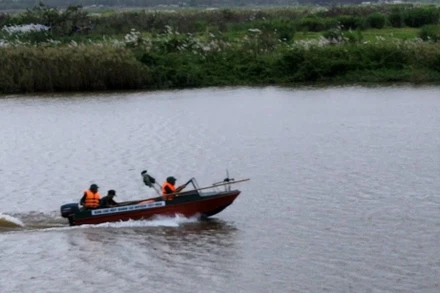 Lực lượng cứu hộ đang tìm kiếm nạn nhân.