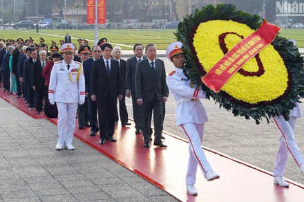 Các đồng chí lãnh đạo, nguyên lãnh đạo Đảng, Nhà nước đặt vòng hoa và vào Lăng viếng Chủ tịch Hồ Chí Minh.