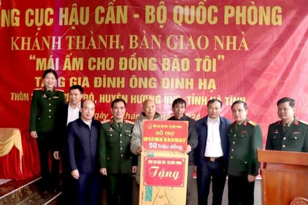 Thiếu tướng Nguyễn Đình Chiêu trao quyết định hỗ trợ kinh phí và trao quà của Đảng ủy, chỉ huy Tổng cục Hậu cần tặng gia đình ông Đinh Văn Hạ, ở thôn 3, xã Hương Đô, huyện Hương Khê, tỉnh Hà Tĩnh.