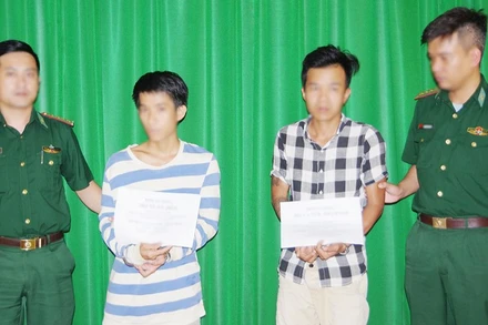 Lực lượng biên phòng bắt giữ 2 đối tượng trong vụ án mua bán trái phép chất ma túy. (Ảnh: H.A)