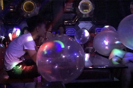 Nhóm bạn trẻ chơi "bóng cười" tại một cơ sở kinh doanh nằm trên đường Xã Ðàn, quận Ðống Ða (Hà Nội). (Ảnh minh họa)