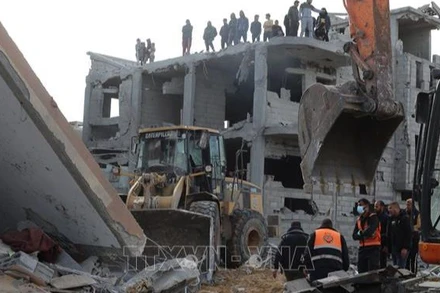 Một tòa nhà bị phá hủy sau cuộc không kích của Israel xuống thành phố Rafah, Dải Gaza ngày 16/2/2024. (Ảnh: THX/TTXVN)