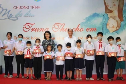 Tặng quà Trung thu cho các em nhỏ.