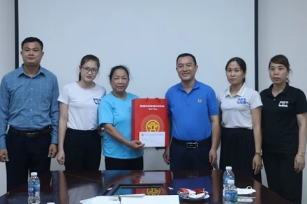 Công đoàn tặng quà công nhân lao động.
