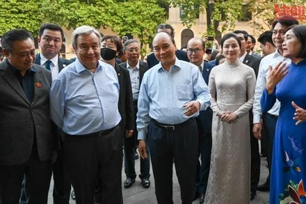 Chủ tịch nước Nguyễn Xuân Phúc và Tổng Thư ký Liên hợp quốc Antonio Guterres cùng các đại biểu nghe giới thiệu về di tích Đền Ngọc Sơn.