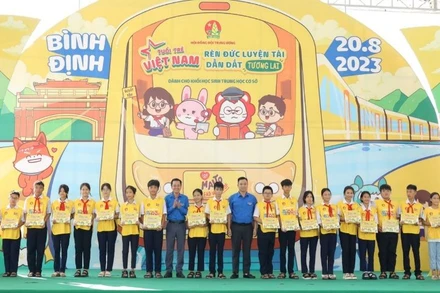 Đại diện Hội đồng Đội Trung ương và Tỉnh đoàn Bình Định trao quà tặng thiếu nhi tại Ngày hội. 